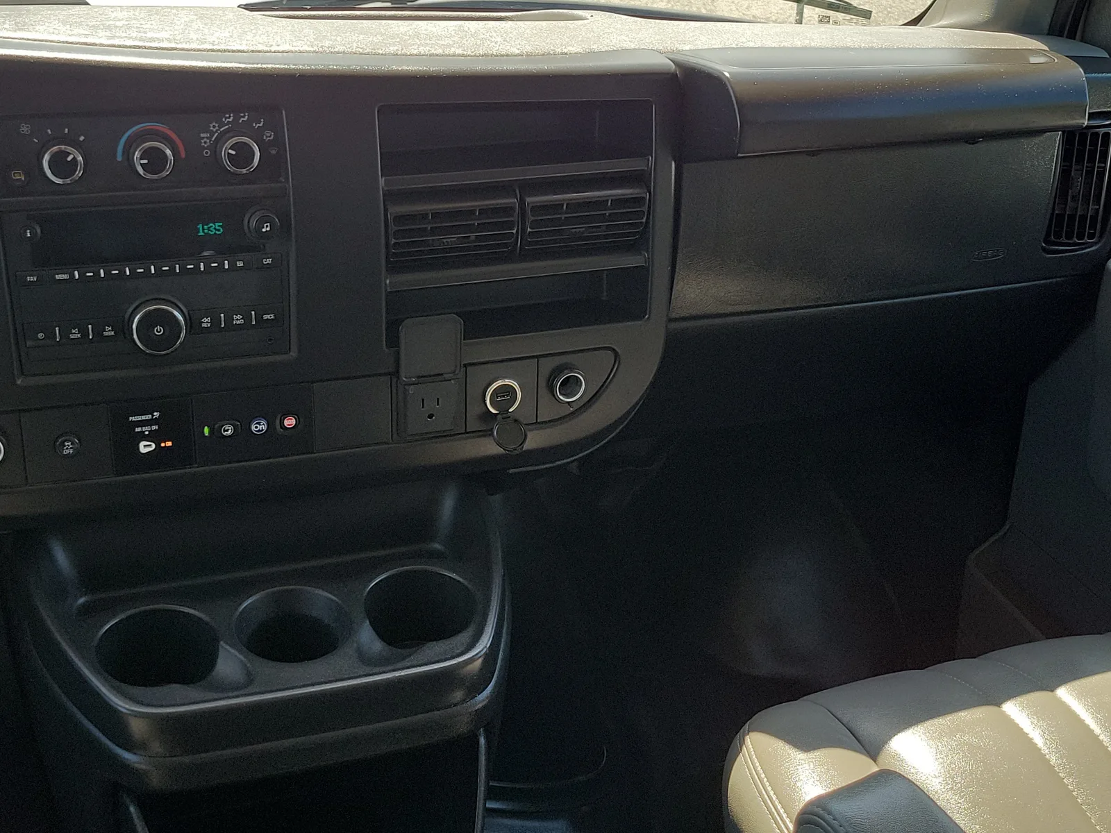 2023 Chevrolet Express Passenger 3500 1LS photo 14