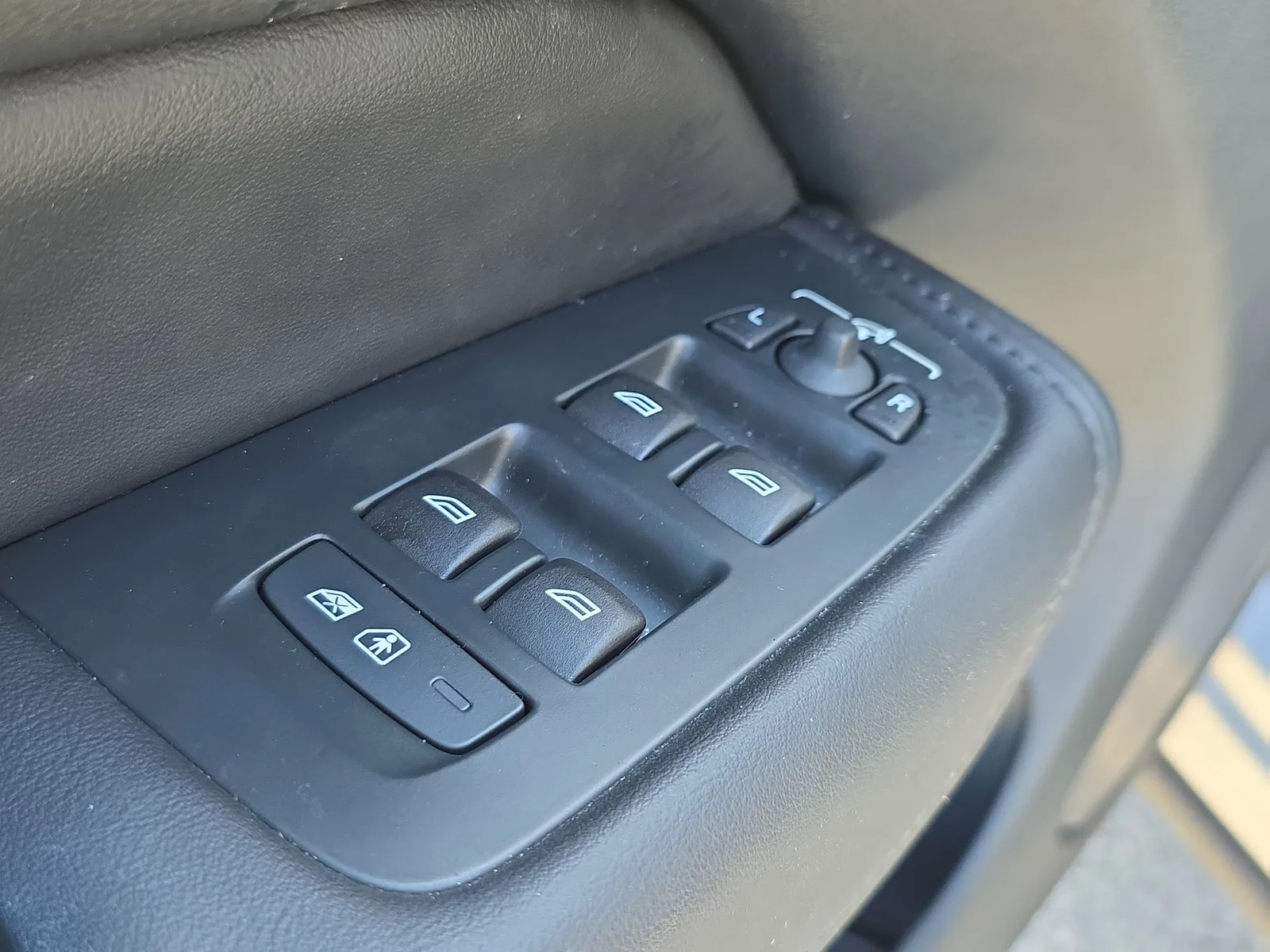 2024 Volvo XC60 Plus Dark Theme photo 22