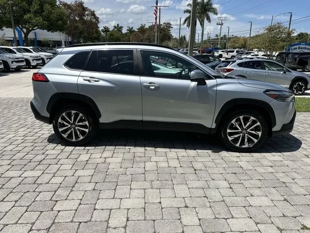 2023 Toyota Corolla Cross XLE photo 14