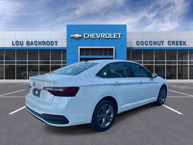 2024 Volkswagen Jetta SE photo 8