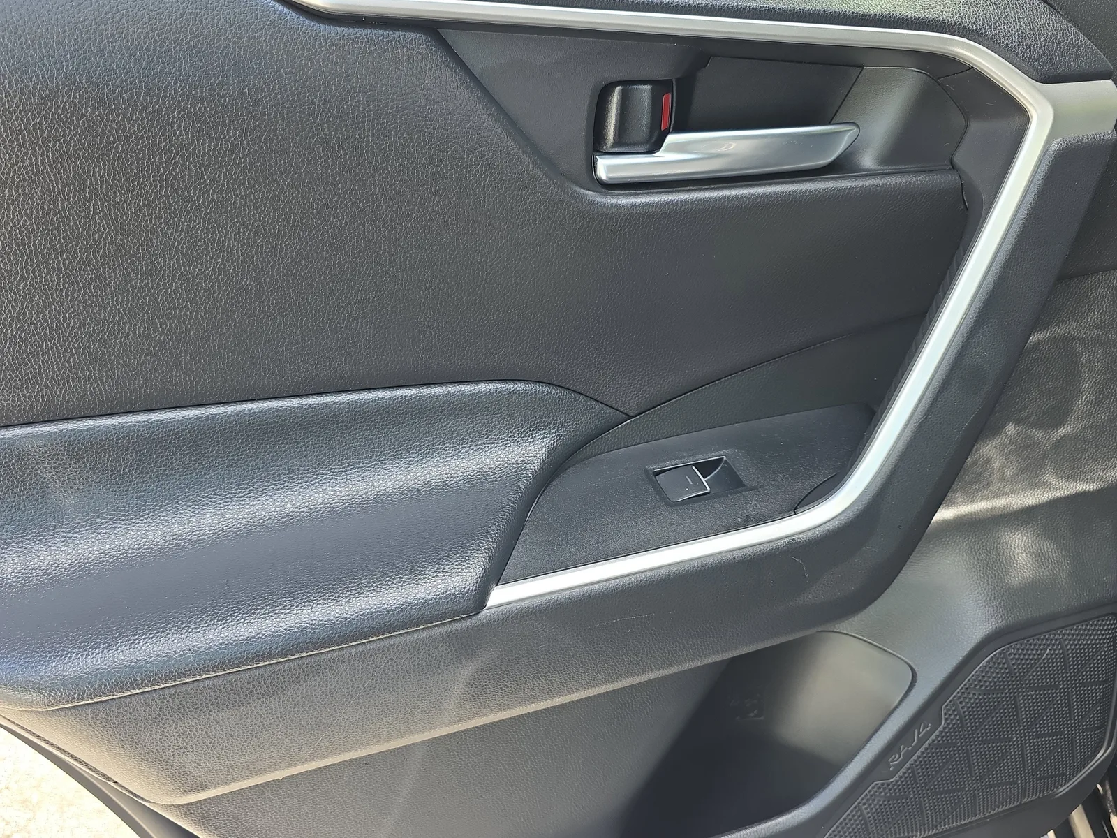 2024 Toyota RAV4 XLE photo 14