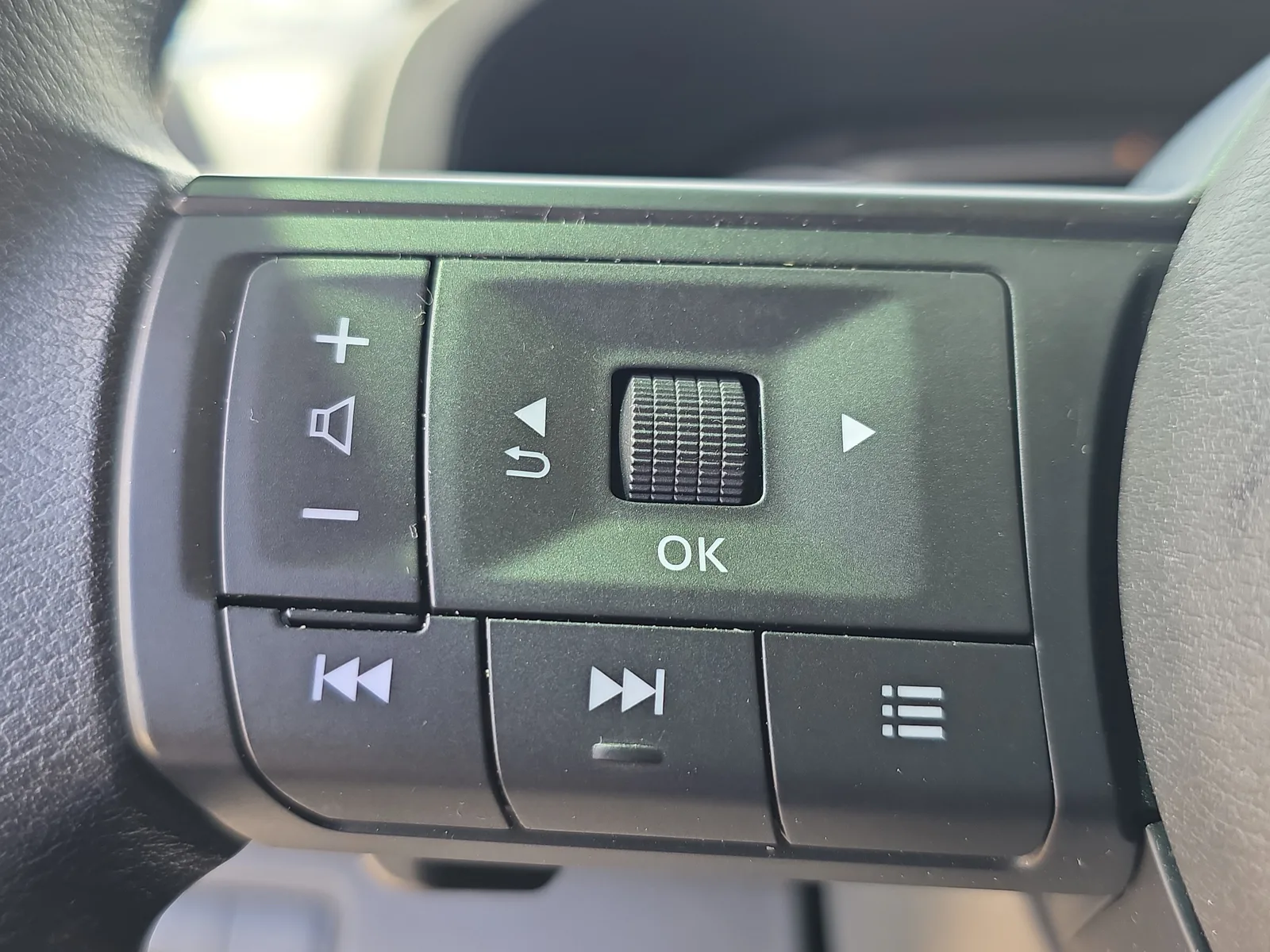 2024 Nissan Pathfinder S photo 29