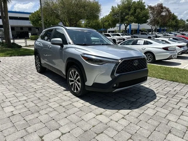 2023 Toyota Corolla Cross XLE photo 16