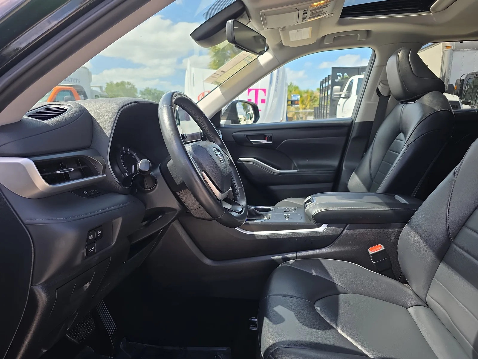 2024 Toyota Highlander LE photo 25