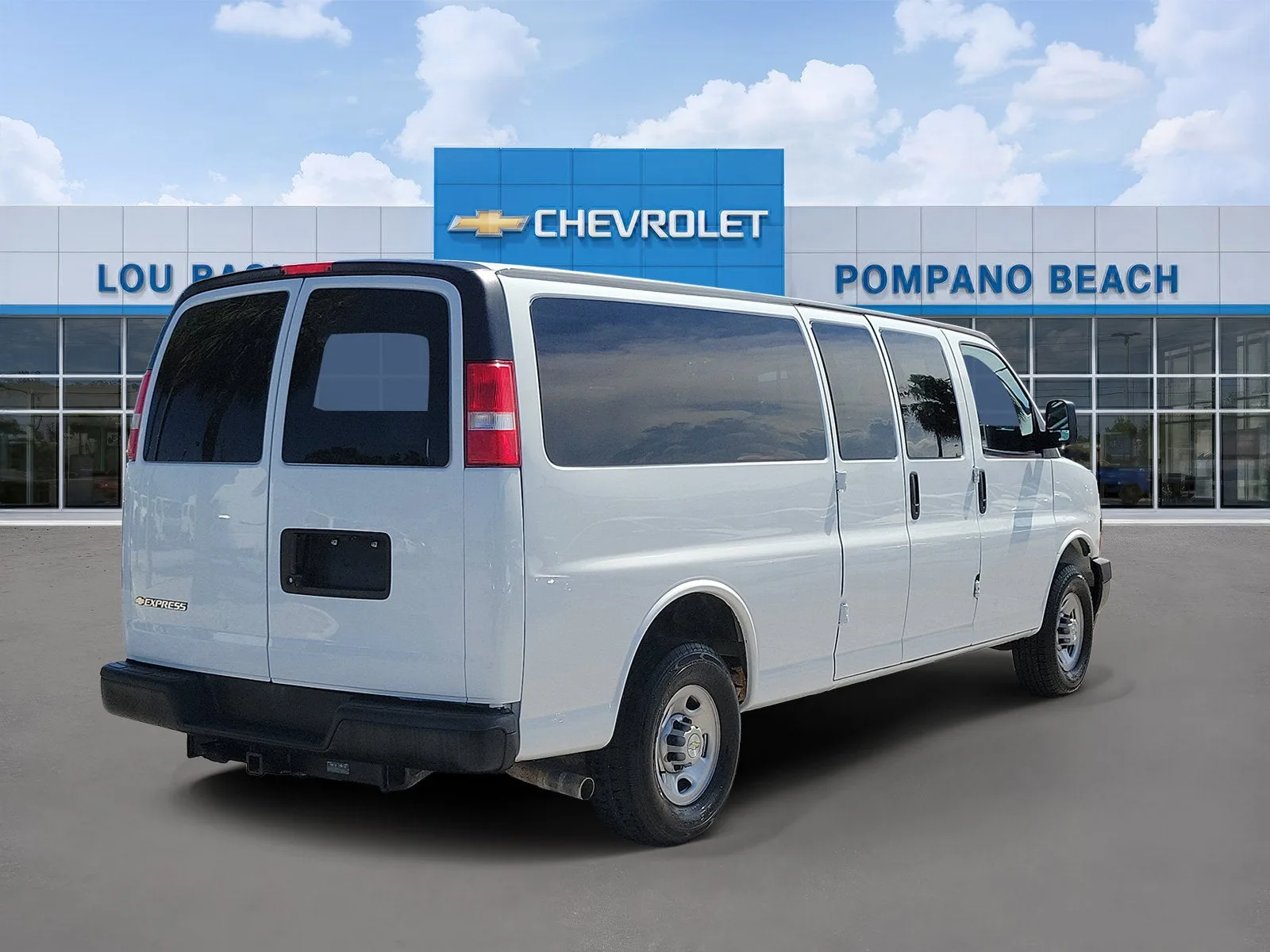 2023 Chevrolet Express Passenger 3500 1LS photo 3