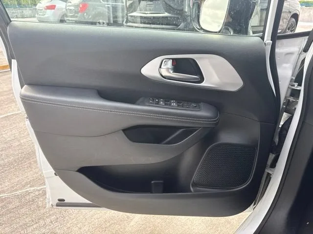 2024 Chrysler Pacifica Touring photo 10