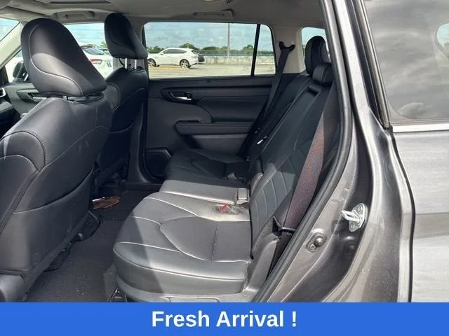 2024 Toyota Highlander LE photo 3