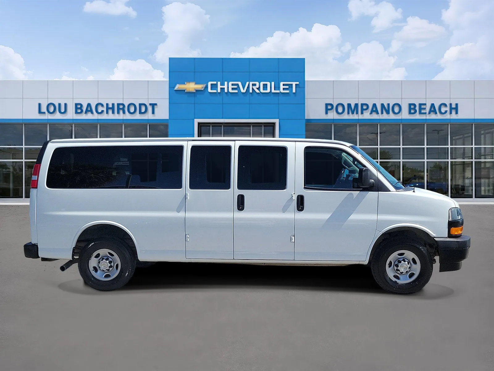 2023 Chevrolet Express Passenger 3500 1LS photo 2