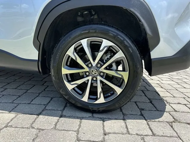 2023 Toyota Corolla Cross XLE photo 11