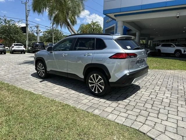 2023 Toyota Corolla Cross XLE photo 33