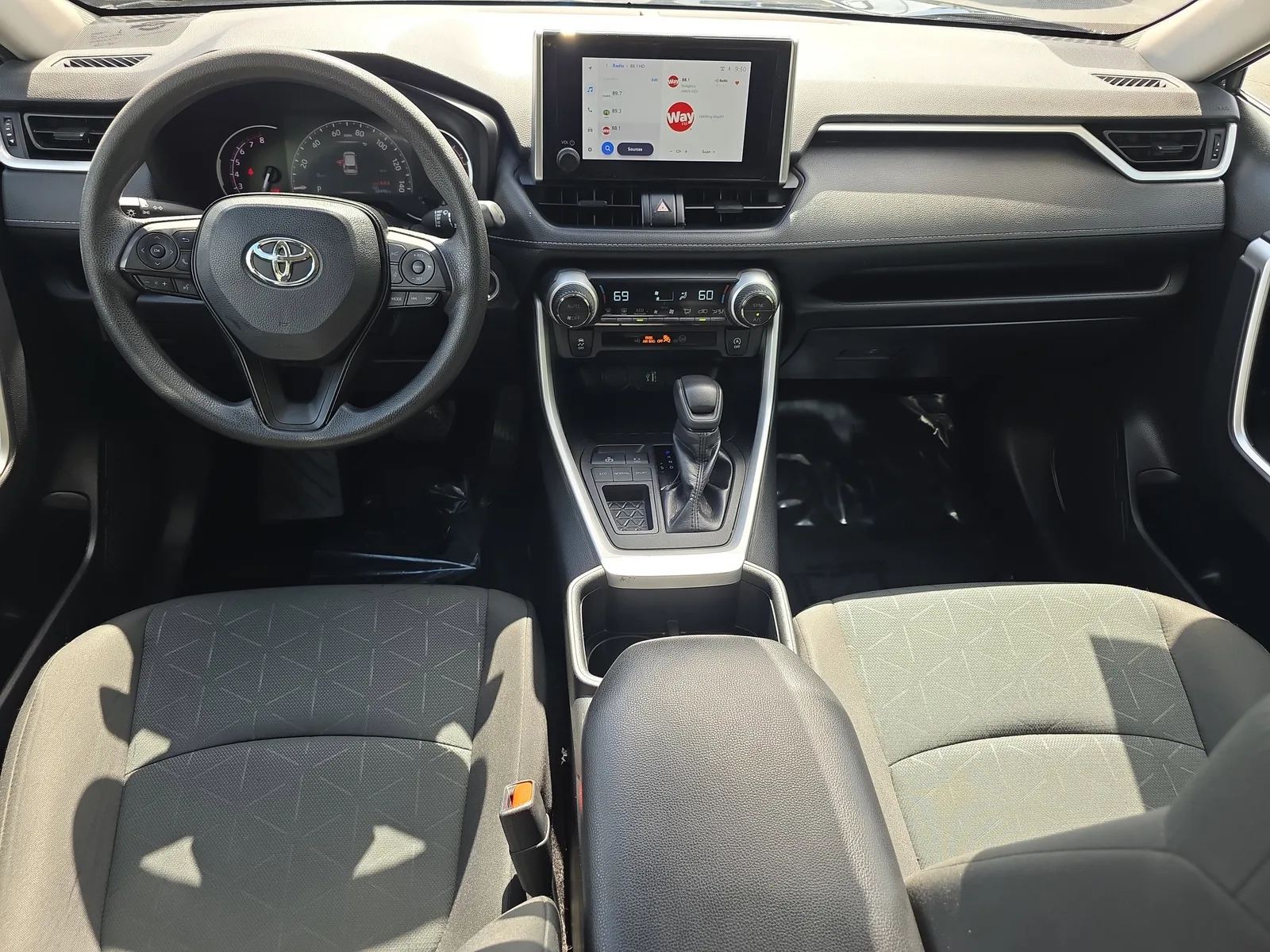2024 Toyota RAV4 XLE photo 19