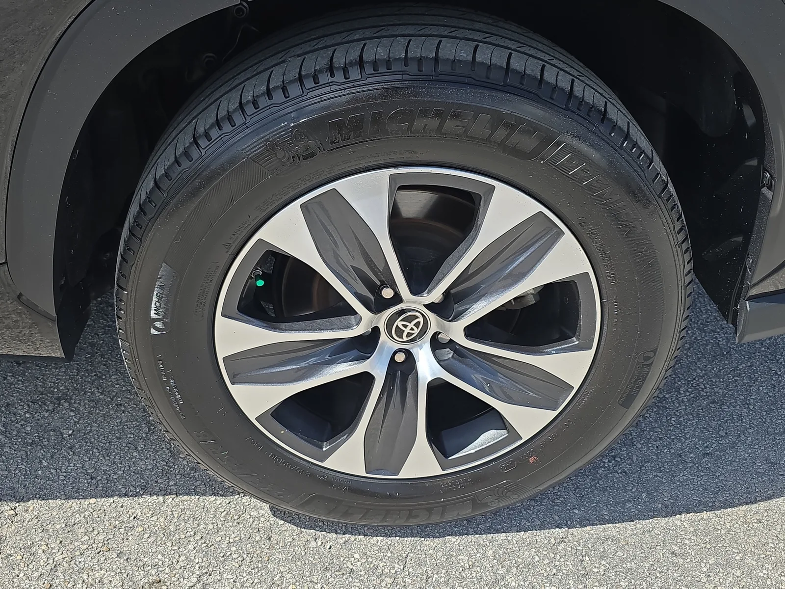 2024 Toyota Highlander LE photo 13