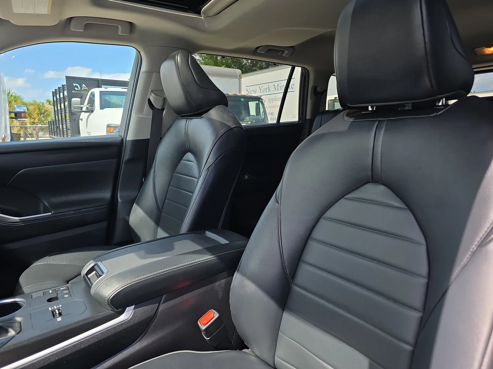 2024 Toyota Highlander LE photo 26