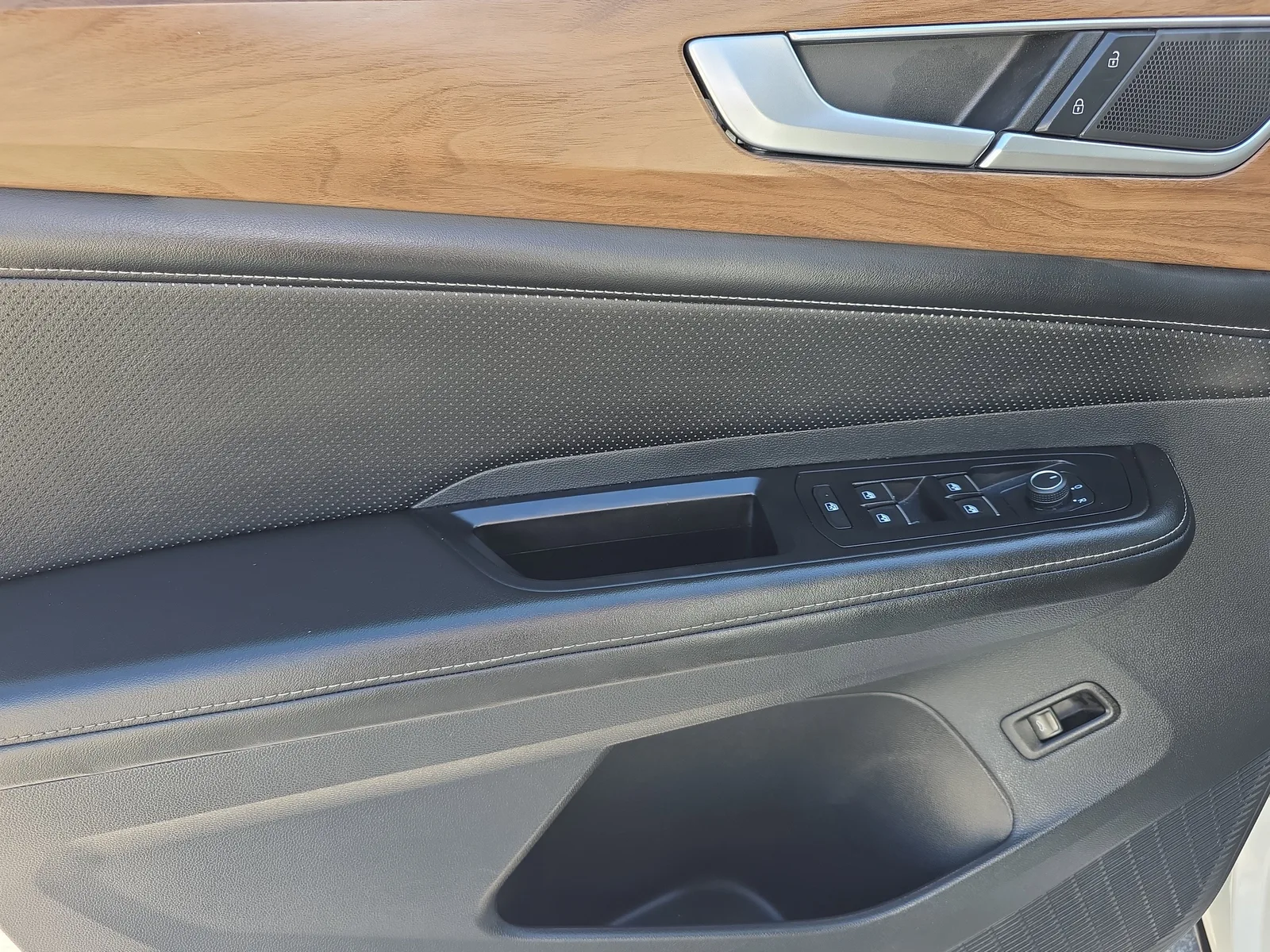 2024 Volkswagen Atlas 2.0T SE w/Technology photo 21