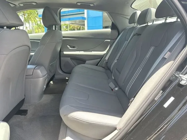 2025 Hyundai Elantra SEL Convenience photo 27