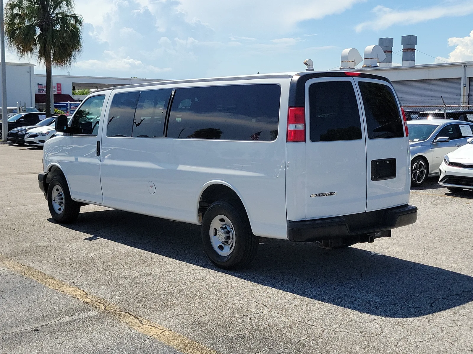 2023 Chevrolet Express Passenger 3500 1LS photo 5