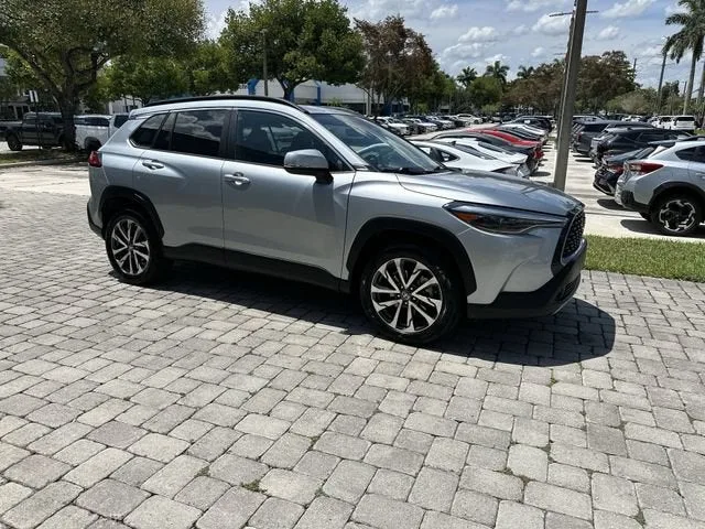 2023 Toyota Corolla Cross XLE photo 15