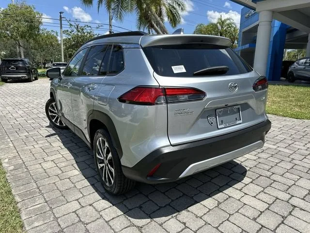 2023 Toyota Corolla Cross XLE photo 12