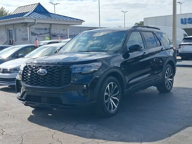 2025 Ford Explorer ST-Line photo 2