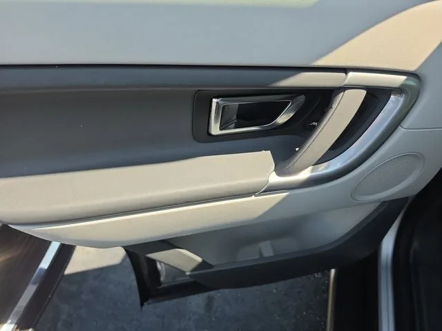 2018 Land Rover Discovery Sport SE photo 10