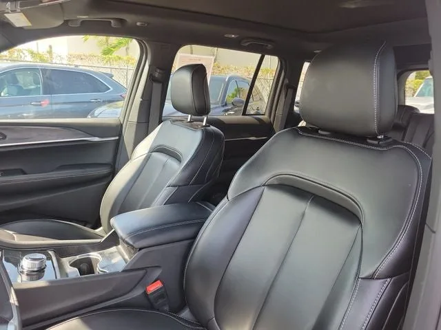 2025 Jeep Grand Cherokee Limited photo 9