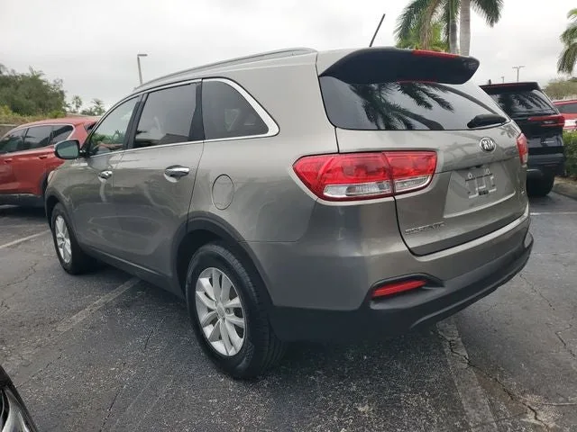 2017 Kia Sorento LX photo 4