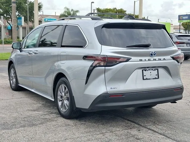 2025 Toyota Sienna XLE 8 Passenger photo 3