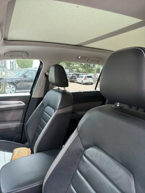 2023 Volkswagen Atlas 3.6L V6 SEL Premium R-Line photo 2