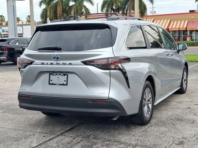 2025 Toyota Sienna XLE 8 Passenger photo 4