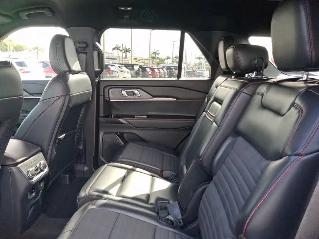 2025 Ford Explorer ST-Line photo 6