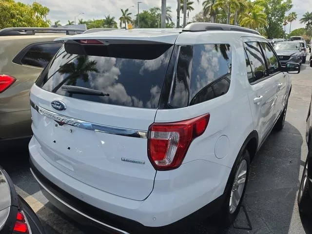 2017 Ford Explorer XLT photo 4
