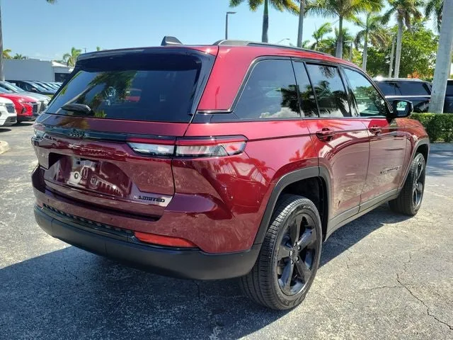 2025 Jeep Grand Cherokee Limited photo 3