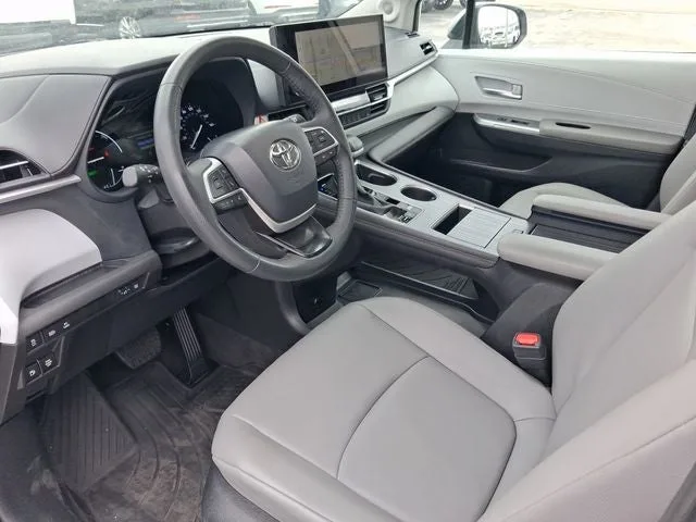 2025 Toyota Sienna XLE 8 Passenger photo 10