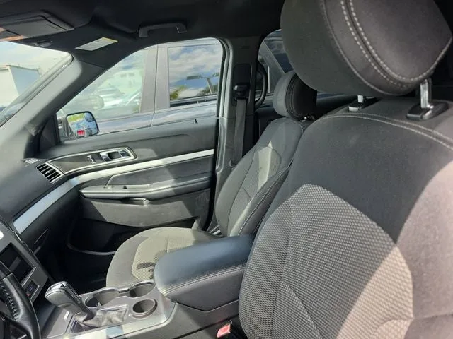 2017 Ford Explorer XLT photo 12