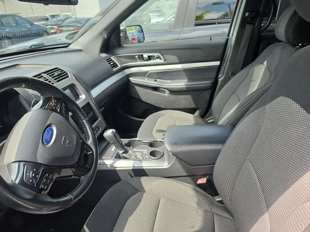 2017 Ford Explorer XLT photo 11