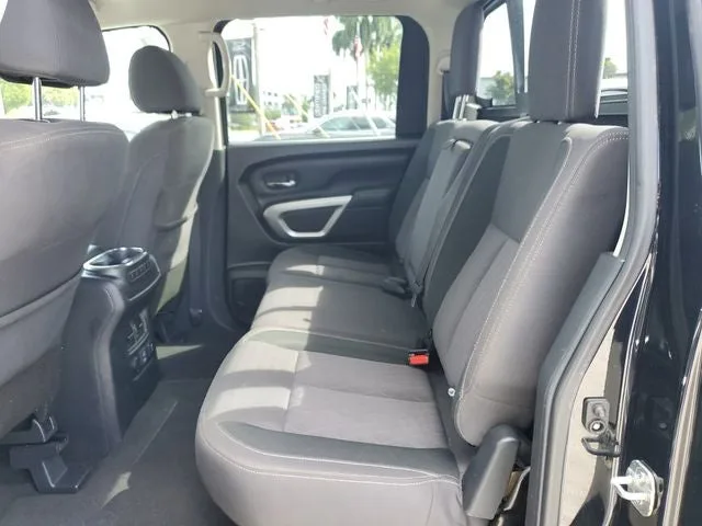 2021 Nissan Titan SV photo 9