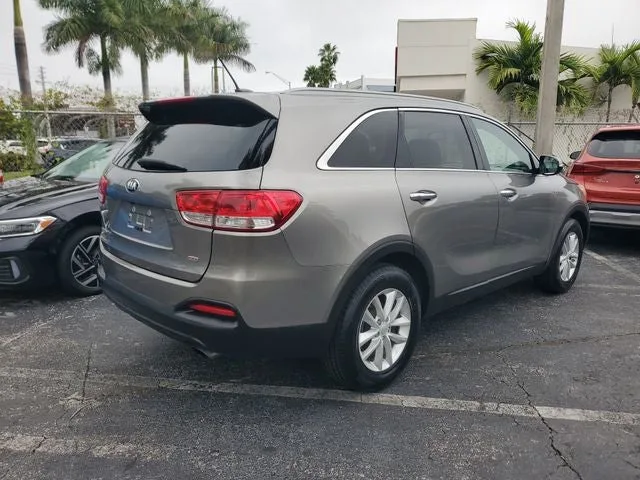 2017 Kia Sorento LX photo 3