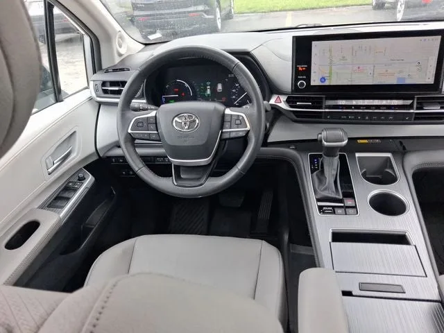 2025 Toyota Sienna XLE 8 Passenger photo 9