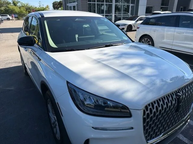 2023 Lincoln Corsair Standard photo 4