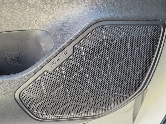 2021 Toyota RAV4 XLE photo 18