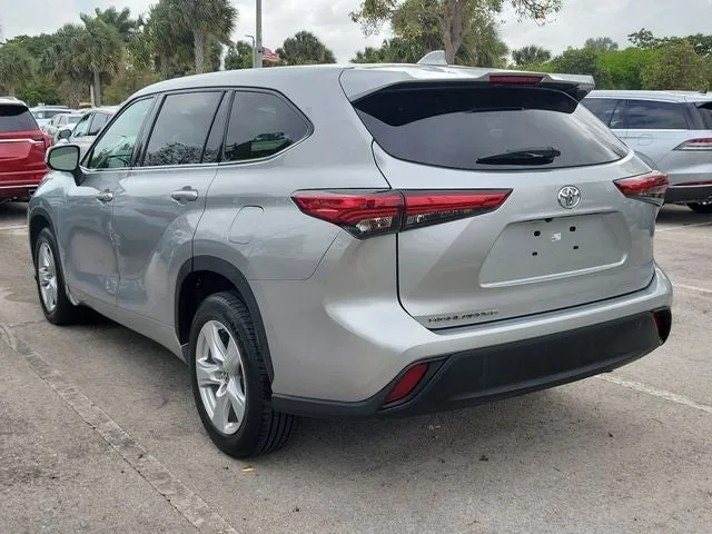 2021 Toyota Highlander L photo 4