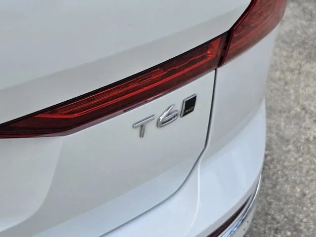 2018 Volvo XC60 T6 Momentum photo 10