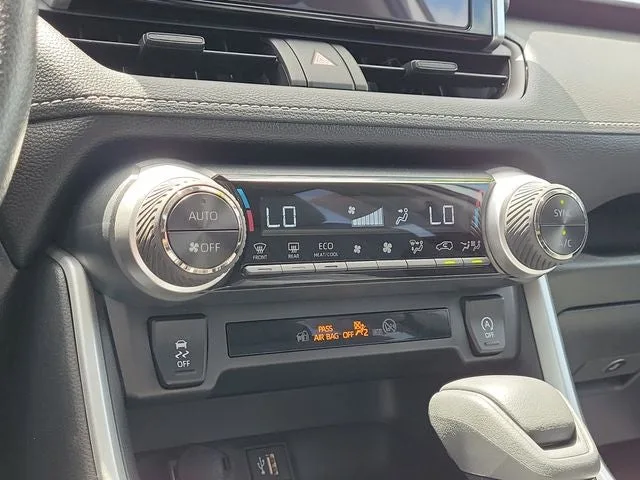 2025 Toyota RAV4 XLE photo 25