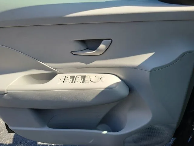 2025 Hyundai Kona SEL photo 13