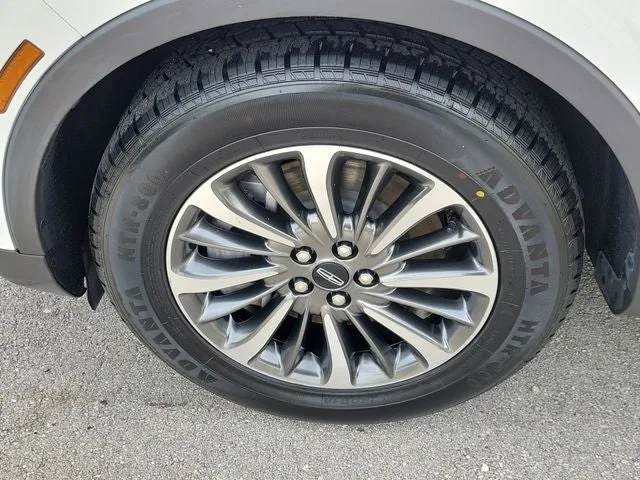 2023 Lincoln Nautilus Standard photo 9