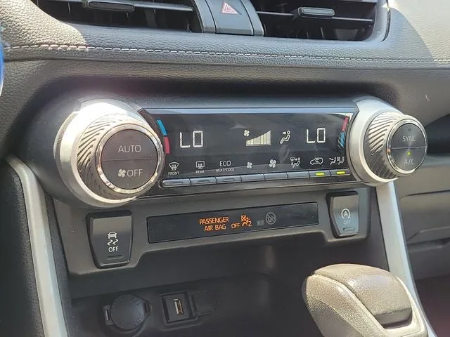 2021 Toyota RAV4 XLE photo 26