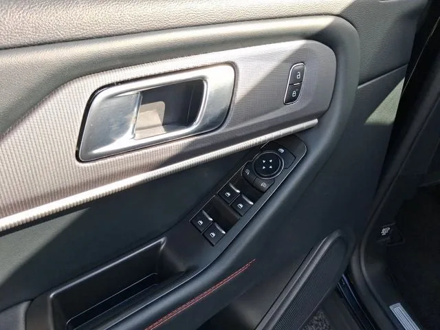 2025 Ford Explorer ST-Line photo 14