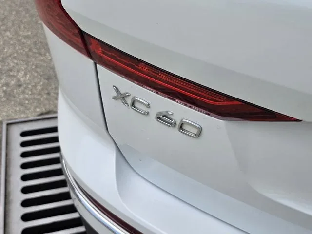 2018 Volvo XC60 T6 Momentum photo 12