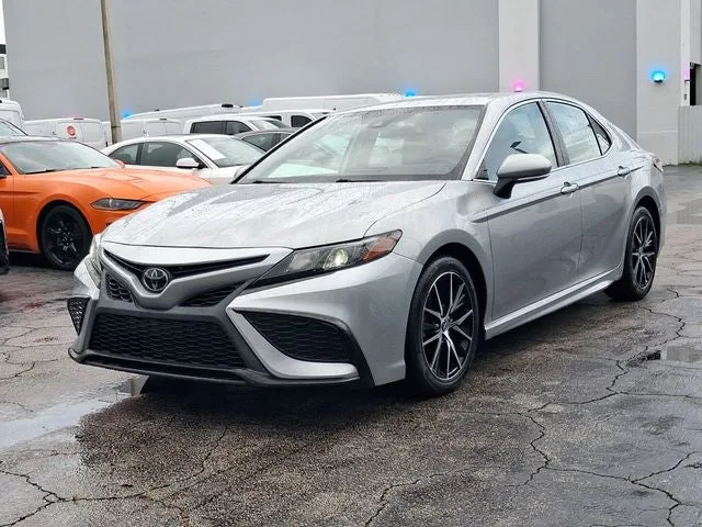 2022 Toyota Camry SE photo 2