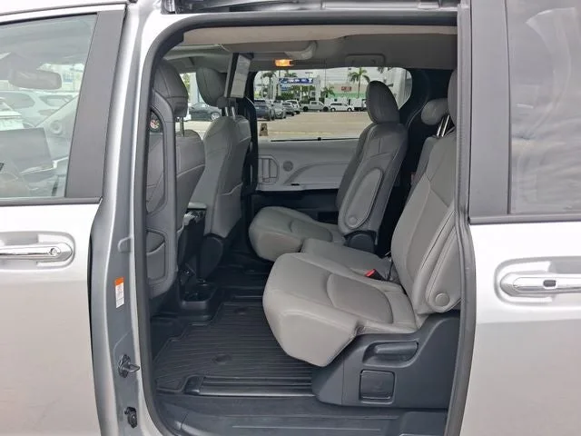 2025 Toyota Sienna XLE 8 Passenger photo 5